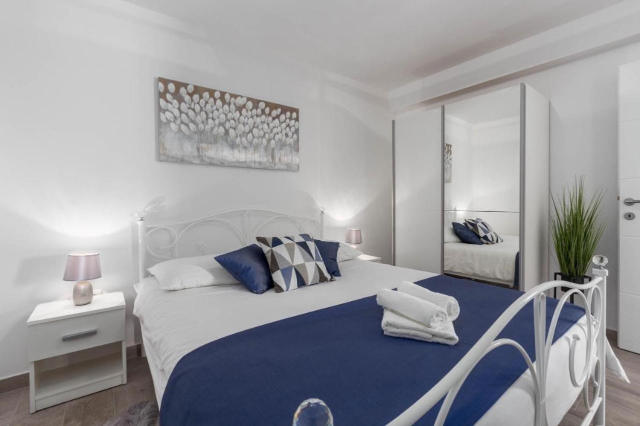 Mass Black Apartment Poreč