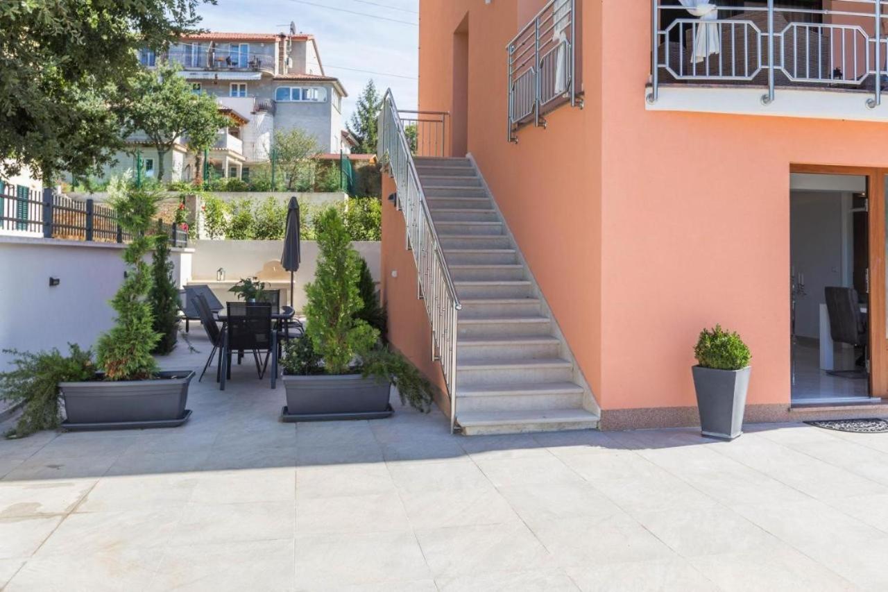 Mass Black Apartment Poreč